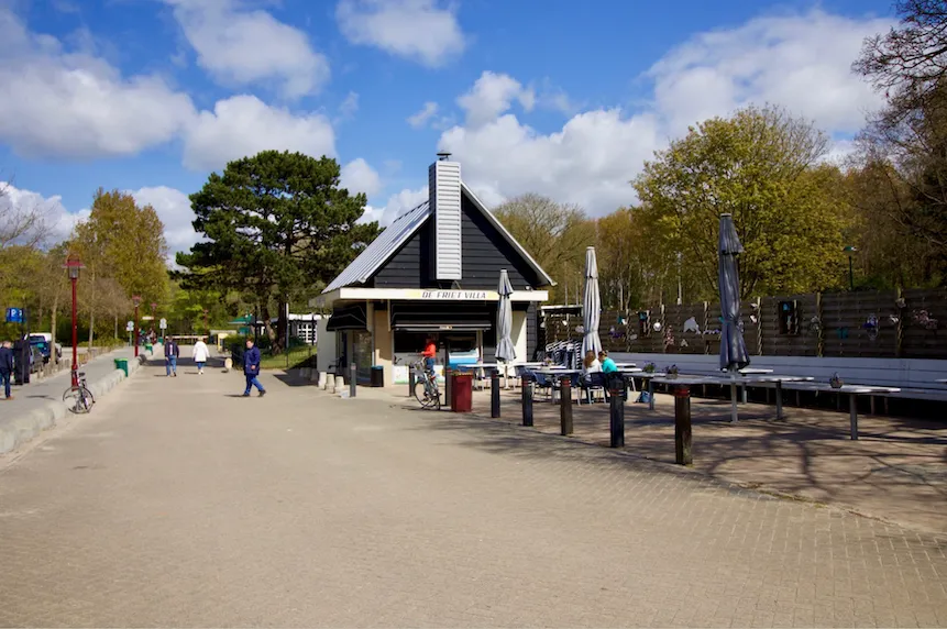 De Frietvilla aan de 1e slag van het strand van Rockanje